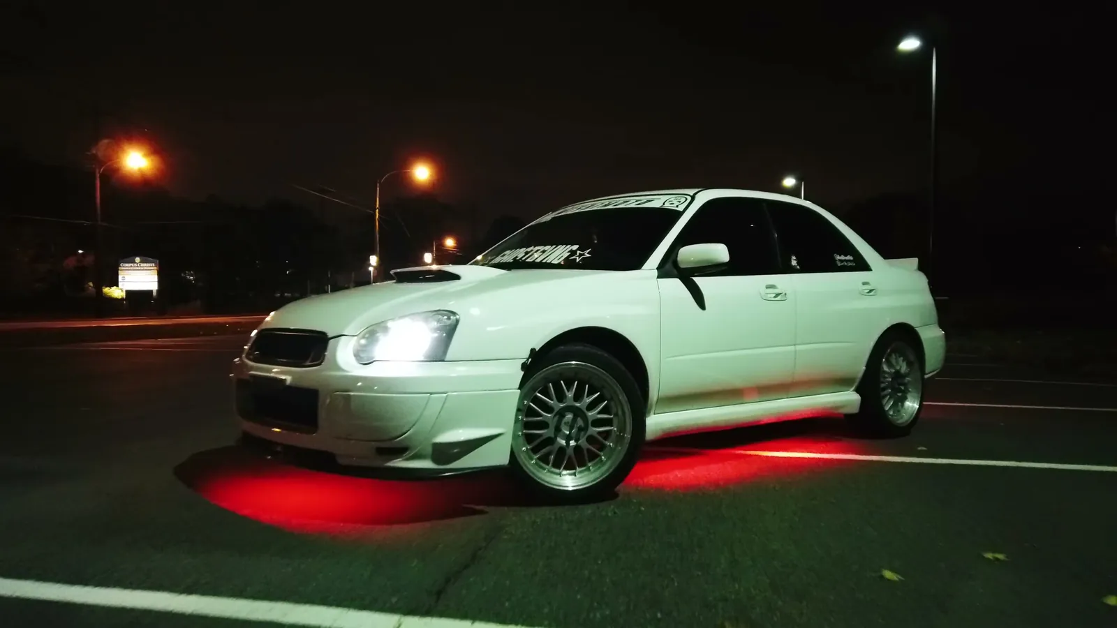 Coche con kit de carrocería iluminado de noche