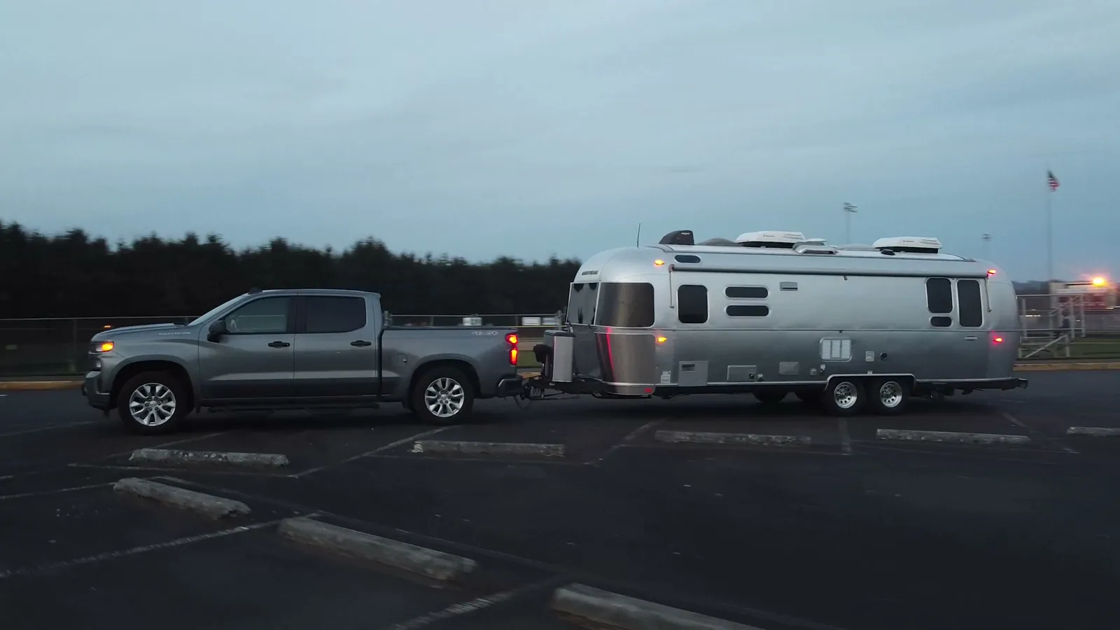 Pick-up con caravana enganchada