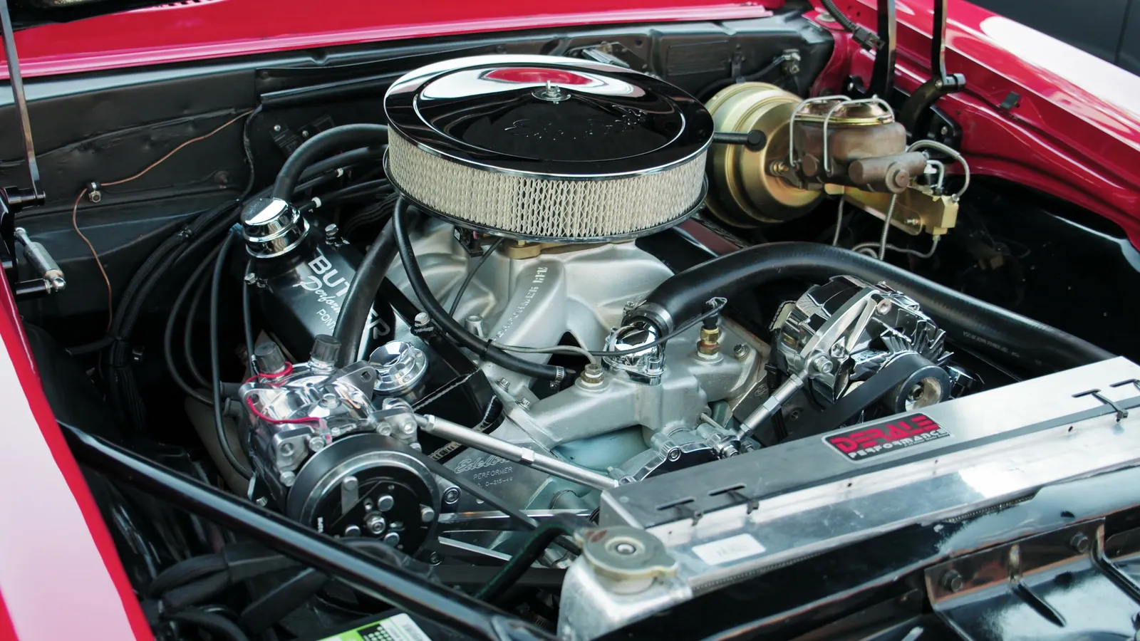 Motor V8 preparado, con el capó abierto