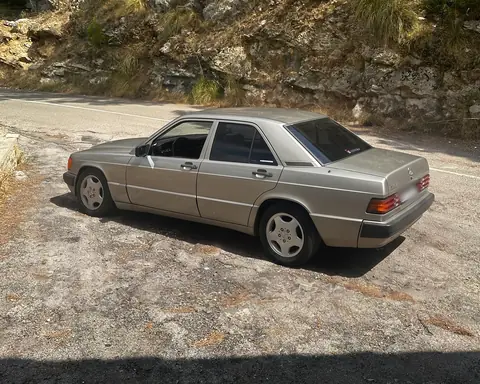 El mismo Mercedes 190E de serie, antes de la reforma, con llantas de fábrica y la altura original