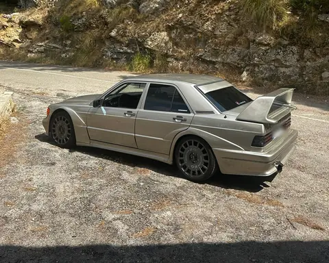 Mercedes 190E ya reformado y homologado, con kit Evo II, ensanches, llantas de radios y suspensión rebajada